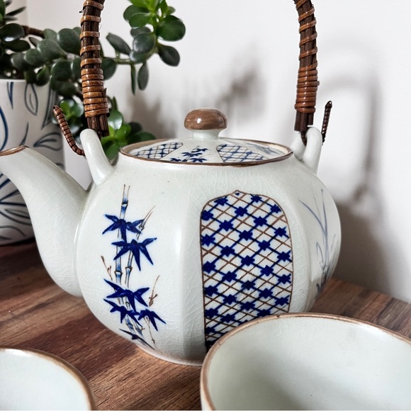 Vintage Otagiri Ceramic Japanese Teapot With 4 Cups Rattan Handle White Blue - Picture 5 of 15